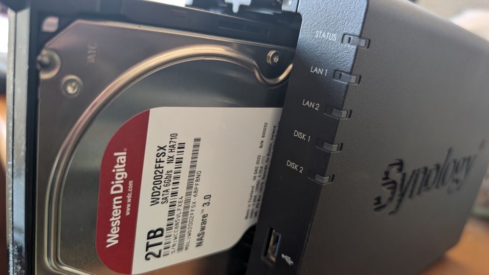 Synology DS220+ (Intel) + 4TB WD Red Pro (Gama Profissional) – Impecável