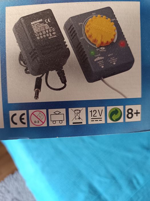 Linha de comboios eléctricos com maquina e carruagens a escala H0.