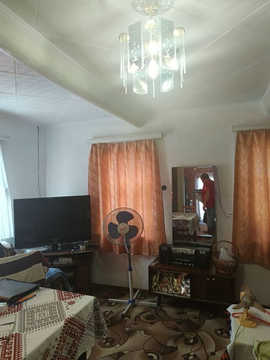 Продам 2 кімнатний будинок з великою земельною ділянкою (р-н 8 школи)