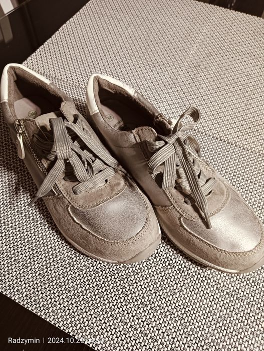 Nowe sportowe buty koloru szarego