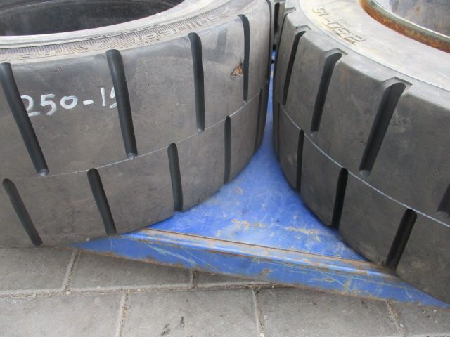 Pneus Empilhador 250R15 300R15 28x9R15Maciço