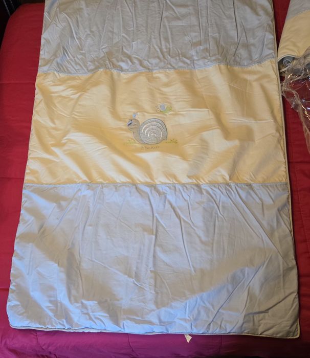 Edredão e proteção de grades para cama de bebé