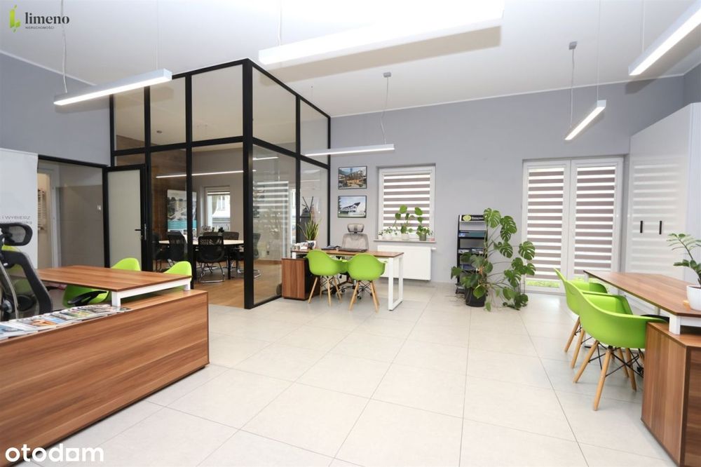 Biuro Z Dużą Witryną W Centrum