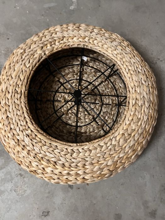 2 mesas redondas de apoio