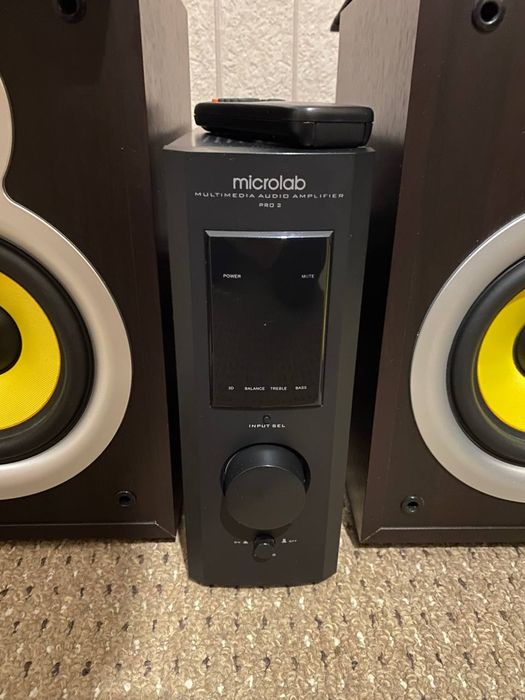 Акустика, колонки microlab pro 2 и sven nf-11 около hi-fi, мониторы