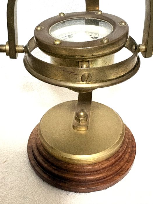 Bússola marítima de mesa de navio  em latão - réplica de antigos originais - à funcionar