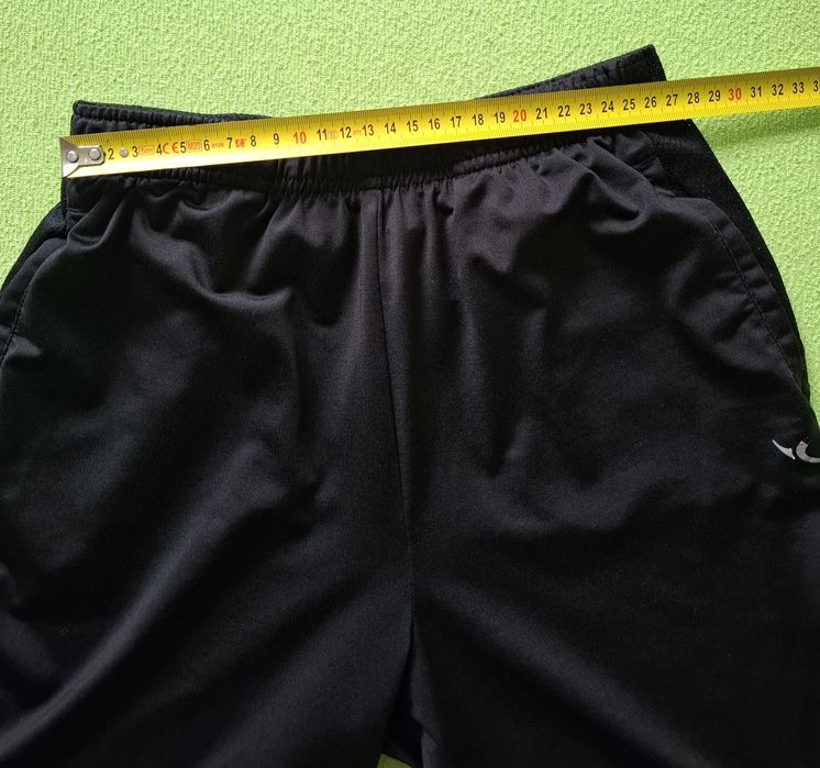 Czarne spodenki na WF