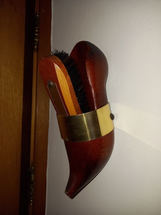 Soca holandesa em madeira e dourado. Peça para pendurar. Barato.