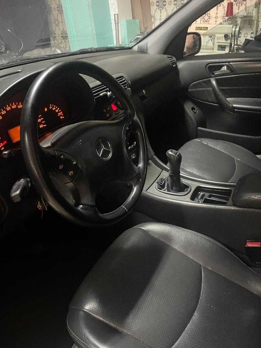Título: Mercedes-Benz C220 CDI Avantgarde - 2003 - 1 Só Dono.