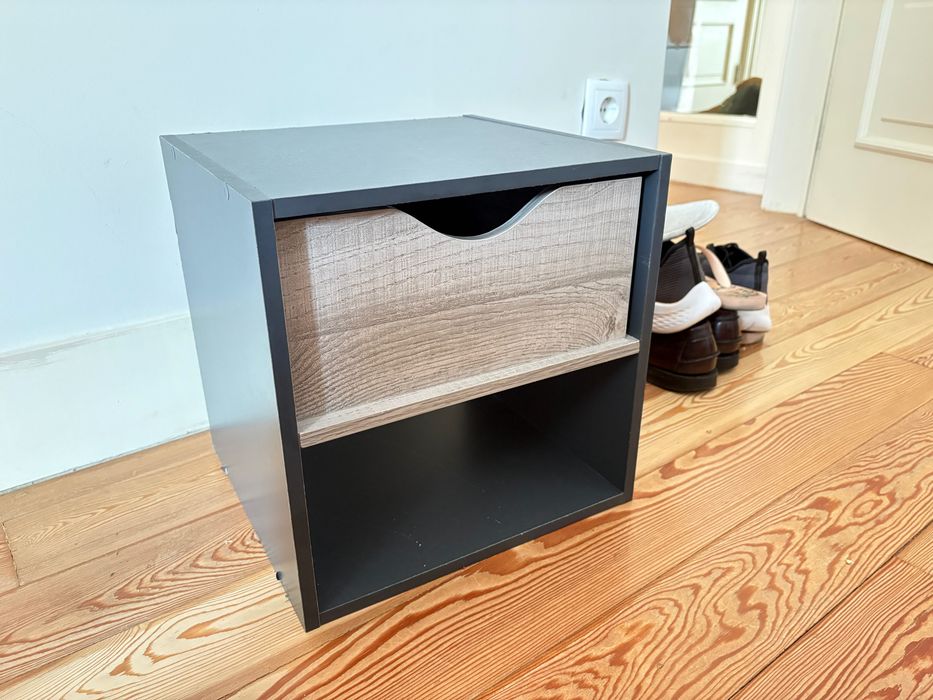 Mesa de cabeceira compacta, em preto e efeito madeira,
