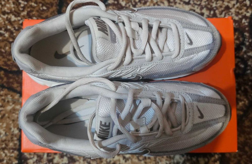 Nike Initiator Phantom Light Bone