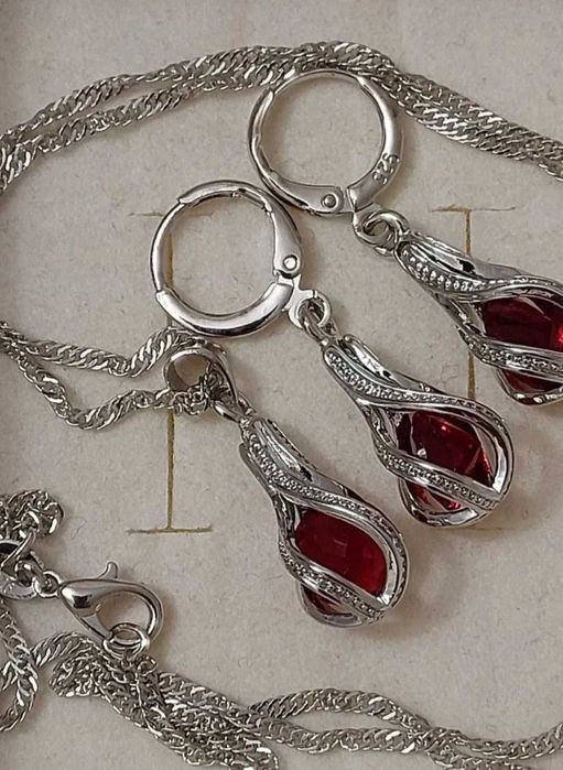 Srebrny komplet biżuterii z czerwonym oczkiem