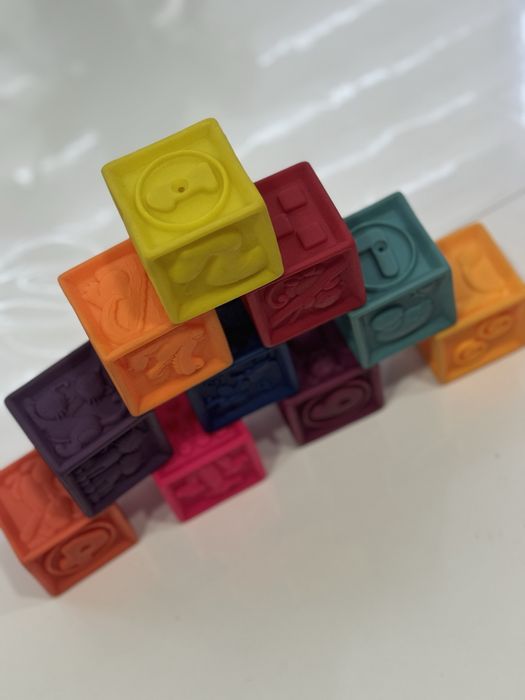 Продам силиконые кубики battat