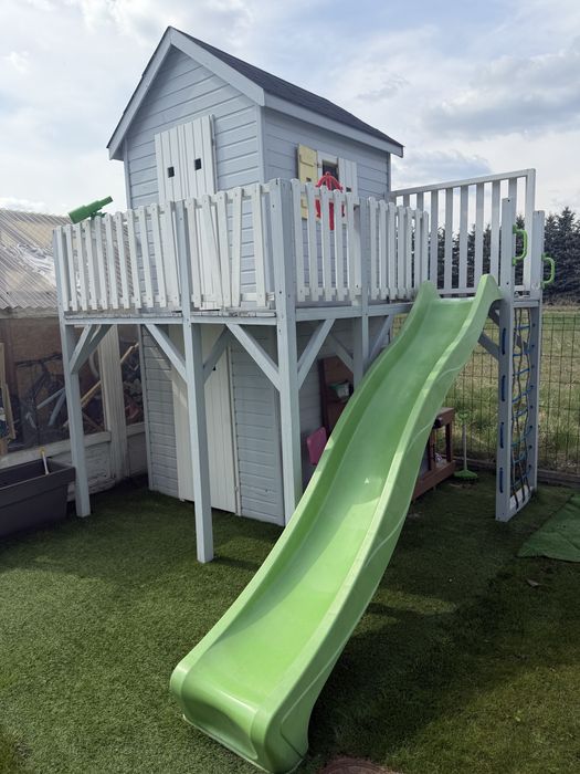 Solidny Domek Dziecięcy Drewniany na Podwyższeniu ze Zjeżdżalnią