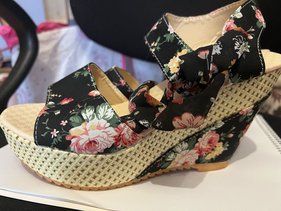 Босоніжки на завязку в квіти