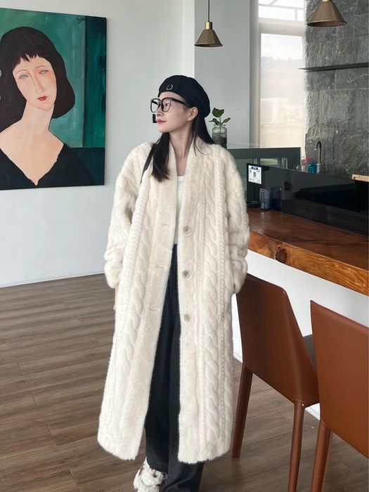 Молочна шубка зі штучного хутра S-M