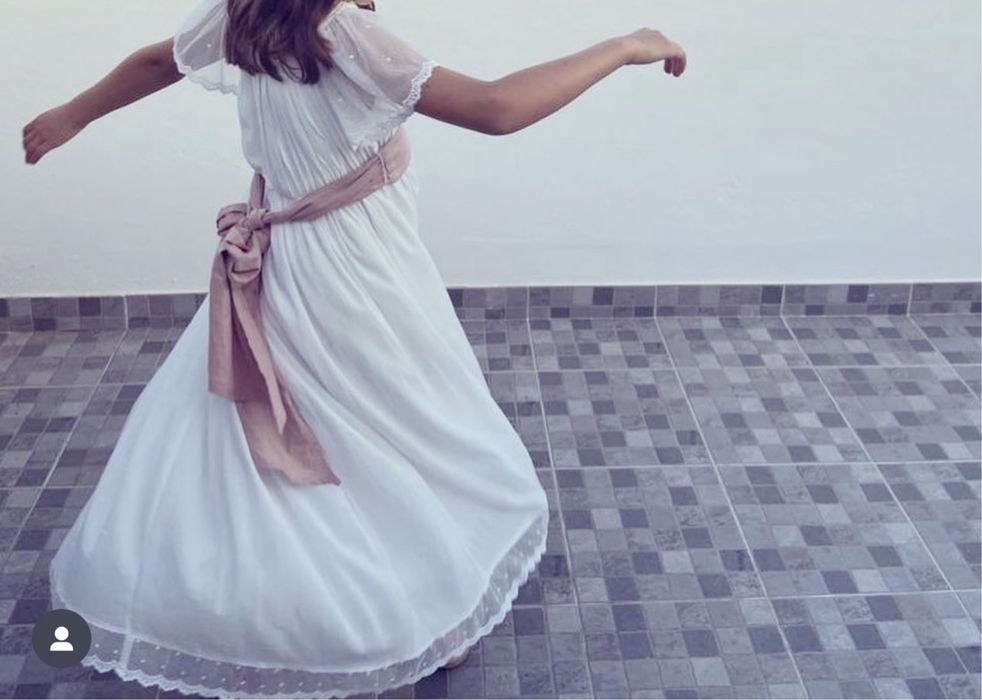 Vestido de cerimónia e tiara de flores Mango