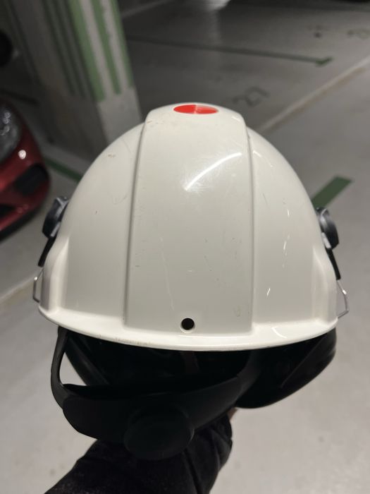 Kask 3M z ochronnikami słuchu