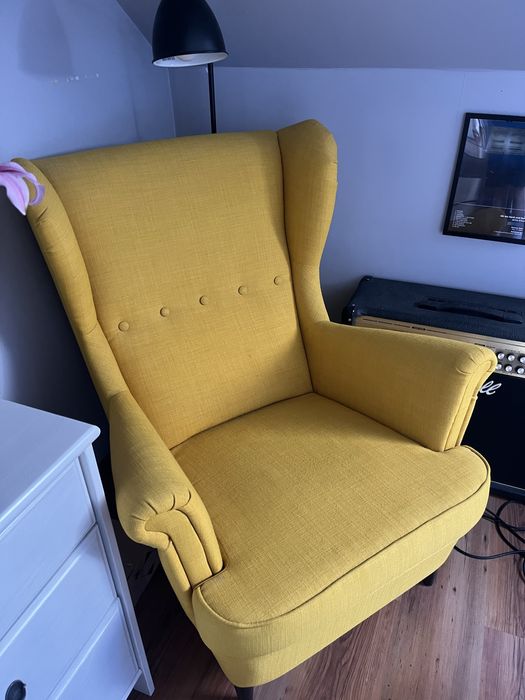 Żółty fotel IKEA