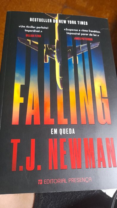 Livro  Falling em Queda