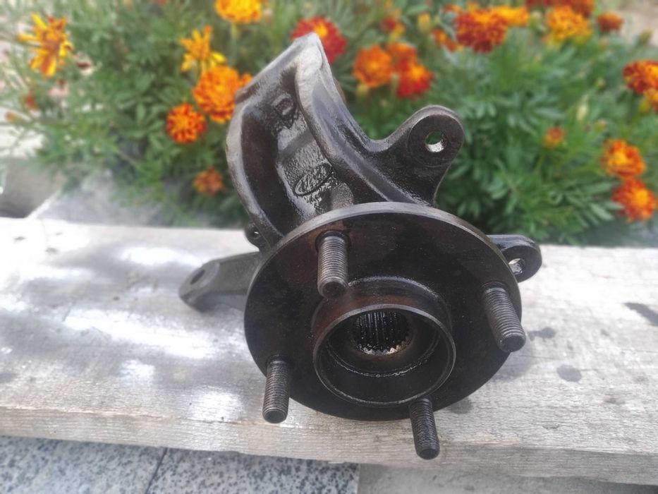 Цапфа зі ступицею і підшипником передня Фієста Кур'єр Мк4