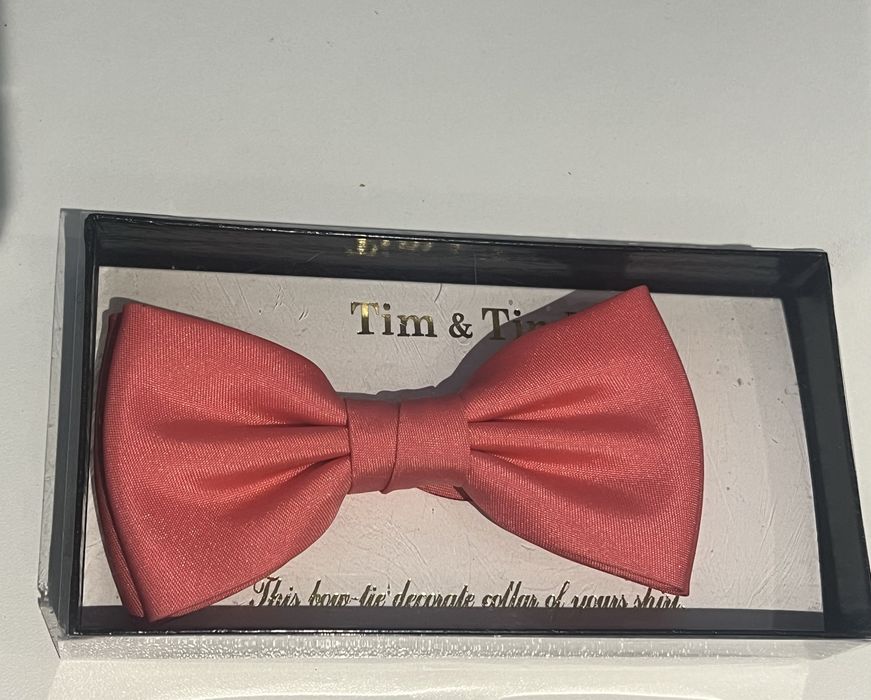 Метелик коралово-лососьовий для нарядного виходу у світ і відпочинку