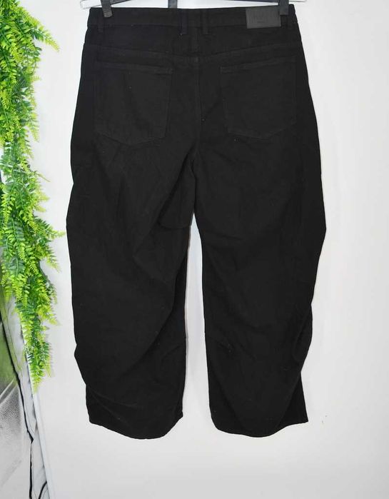 Jeansy Boohoo z luźnymi nogawkami 56