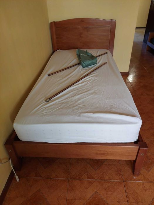 Camas de casal e de solteiro , em madeira maciça