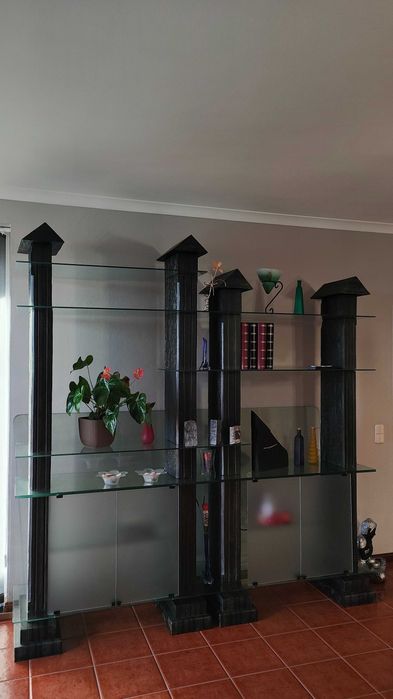 Móvel de Sala em Pedra e Vidro