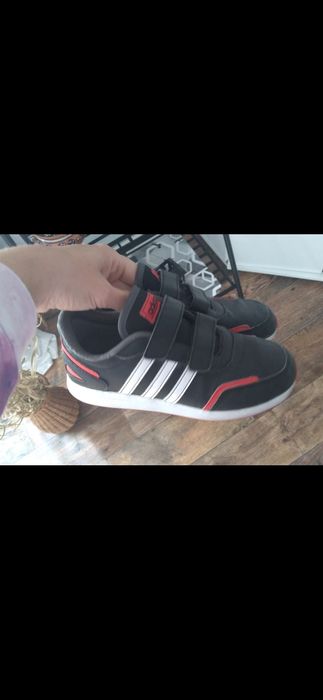 Zadbane chłopięce buty marki adidas na rzepy 34