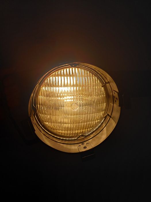 Lampa z możliwoscia powieszenia na sccianie  lub suficie