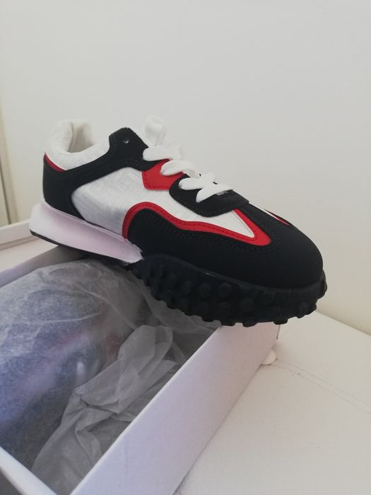 Ténis azul e vermelho