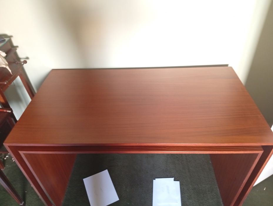 Secretária de madeira escura