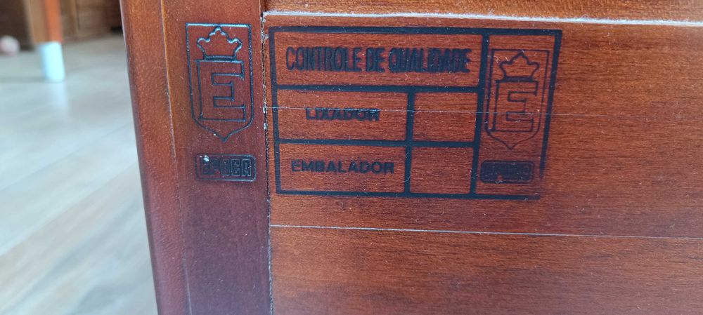 Cama, estrado, colchão e mesinha