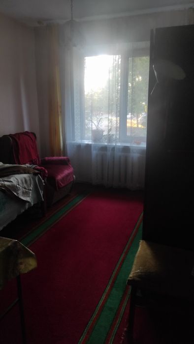 Продам квартиру 3 кмн частично с мебелью. Крытый рынок.