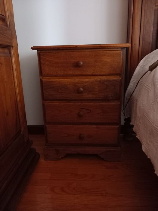 Cómoda e duas mesas de cabeceira