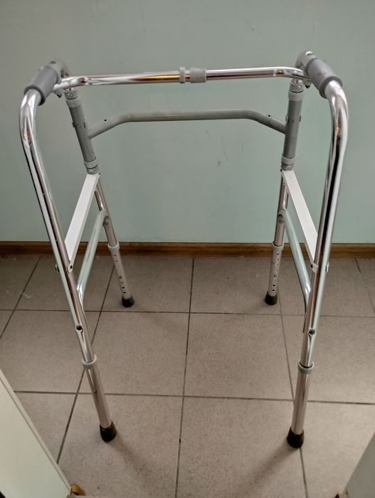 Продается ходунки бывшие в  употреблении складные