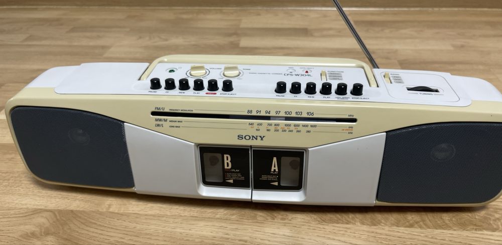 Класичну японську магнітолу Sony CFS-W304L