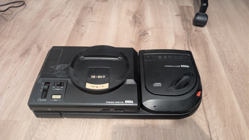 Sega Mega Drive with Mega-CD II + 4 Controllers + Original Cables64551065411841121