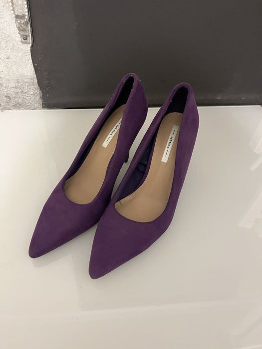 Sapatos de salto roxo