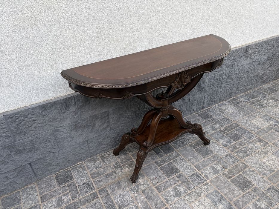 Consola Meia-Lua (Demilune) em Madeira com Entalhes Clássicos