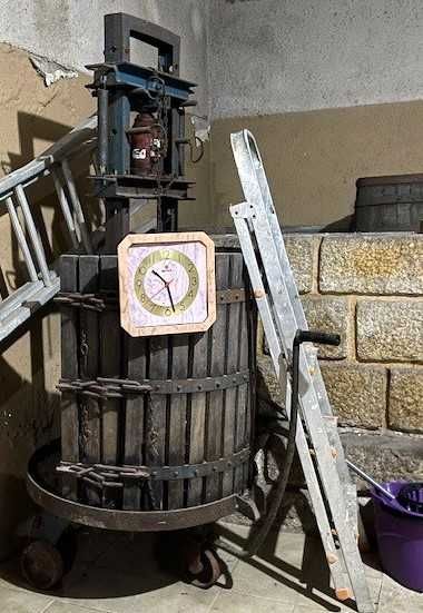 Equipamento vinícola diverso usado, a vender em conjunto.