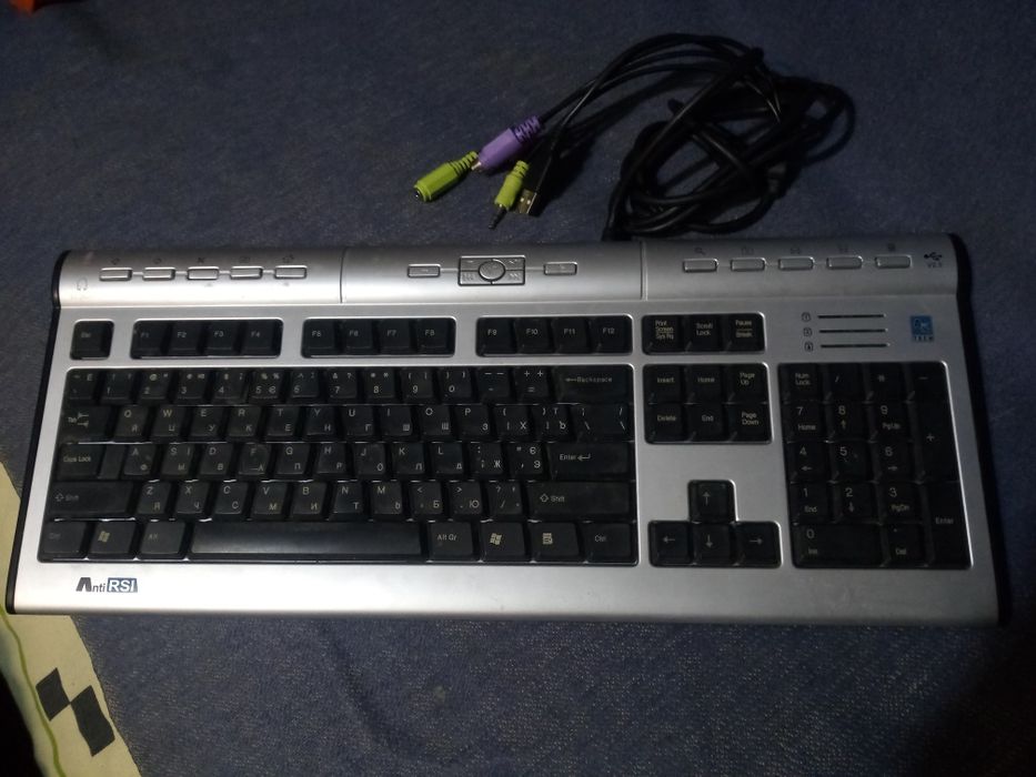 Компьютерный монитор "Samatron" (W.U.K.) и клавиатуры "Sven", "Tech"