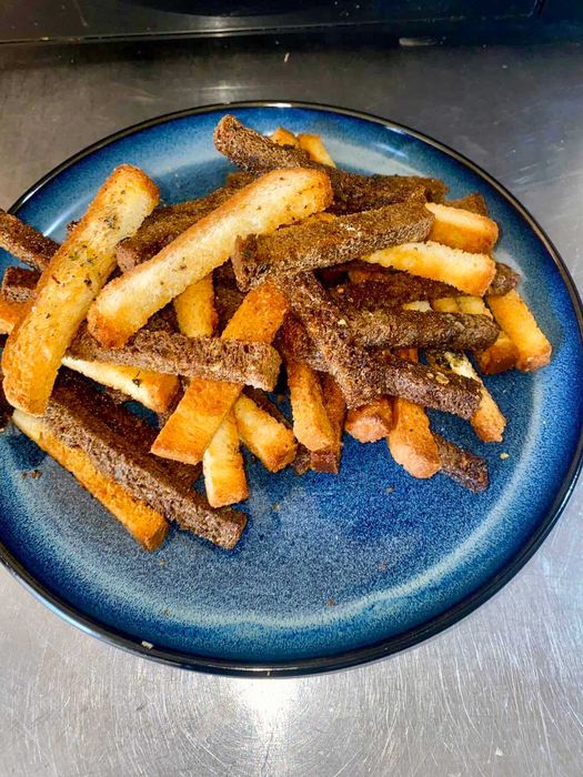 Сухарики із соусом песто