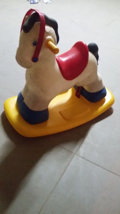Triciclo + Cavalo (de peluche) + Cavalo (de baloiço)
