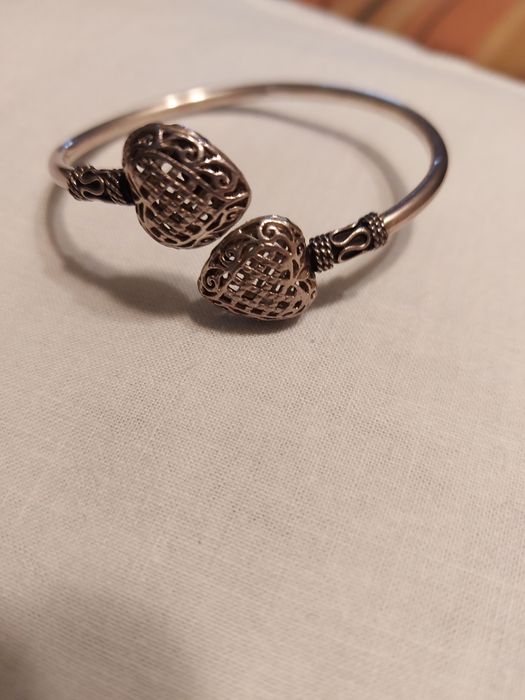 Pulseira elegante c/ corações rendilhados.