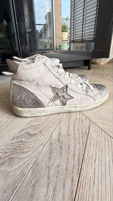 Buty stella vs Golden Goose model Mid Star