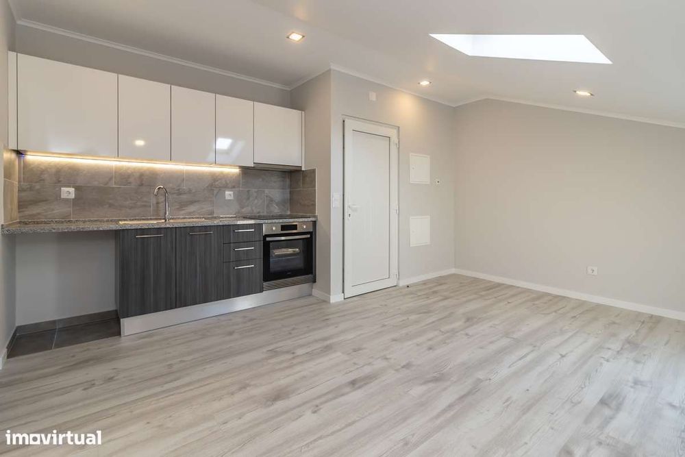 Arrendo Apartamento T1 remodelado- Casal do Marco, P. Pires – 700 Eur