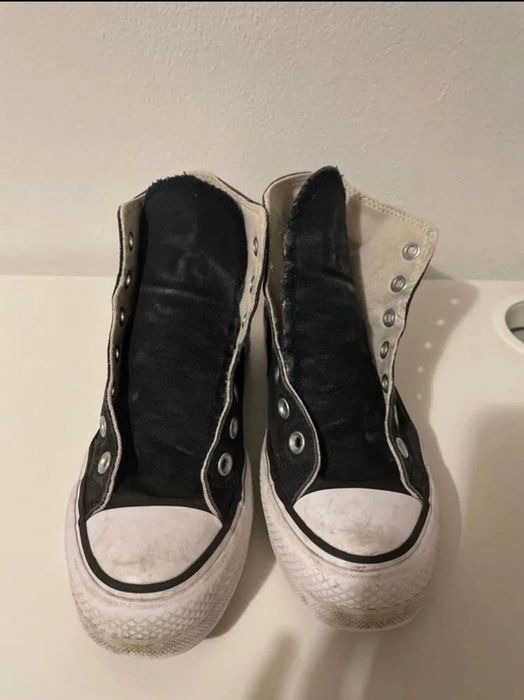 Converse pretas de plataforma