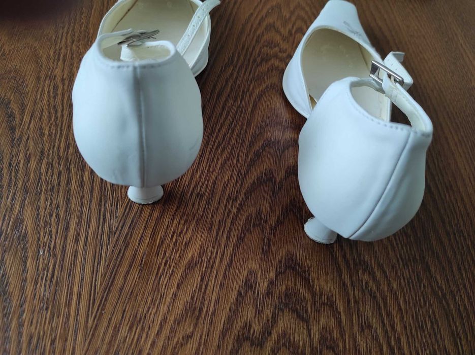 Buty ze skóry z haftem firmy Witt